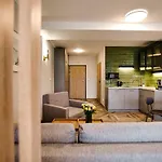 Apartment 4 People Studio, Lake, Sauna & Gym *