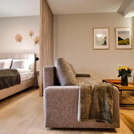 4 People Studio, Lake, Sauna & Gym